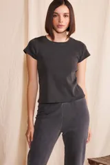 Remera de corte ajustado tipo baby tee, con cuello redondo y mangas cortas. Confeccionada en algodón con un acabado de efecto lavado.