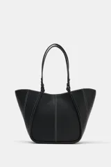 Cartera tipo shopper midi de cuero sintético negro, con costuras pespunteadas en contraste y doble asa de hombro.
