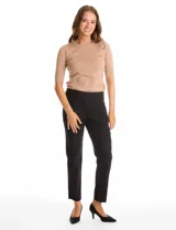 Pantalon de corte slim fit en color verde, confeccionado en tejido tecnico de alta densidad. Presenta una pretina ancha elastizada de estilo pull-on, sin cierres ni botones, y cuenta con cinco bolsillos funcionales.