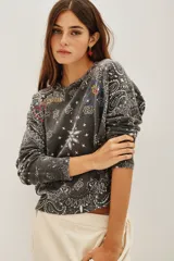 Sweater de punto en color gris oscuro con un diseño integral de estampado tipo bandana en color blanco y detalles gráficos coloridos. Posee cuello redondo, mangas largas y terminaciones acanaladas en puños y cintura.