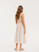 Falda midi color beige con paneles verticales blancos.
