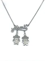 Collar plateado con dije con la palabra "Mama" en letra cursiva.