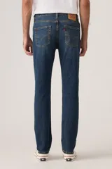 Jeans de corte slim fit en denim azul con lavado clásico, diseño de cinco bolsillos y cierre frontal con botones.