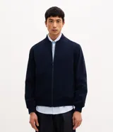 Campera tipo bomber de Marfinno, color azul marino, con cierre frontal por cremallera, cuello, puños y ruedo acanalados. Cuenta con tecnología repelente al agua y bolsillos laterales.