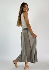 Pollera larga de punto con rayas verticales en tonos de azul y gris.