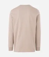 Remera de manga larga con cuello redondo, confeccionada en algodón. Presenta un corte comfort holgado y una pequeña etiqueta decorativa en el bajo.