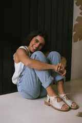 Sandalias de cuero color crudo, con tiras anchas sobre el empeine y ajuste con cordones finos.