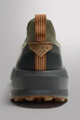 Zapatilla deportiva para hombre, color verde oliva y gris oscuro, con tejido de punto transpirable, recubrimientos protectores en puntera y talón, y entresuela con tecnología Spume Foam V2.