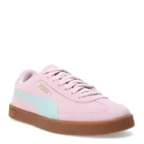 Championes Puma modelo Club II Era Suede, confeccionados en gamuza color rosa con la franja lateral característica en color verde agua y suela de goma color caramelo.