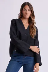 Camisa negra de lino con cuello en V y cierre frontal con botones.