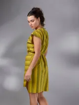 Vestido corto de lino y algodón color amarillo mostaza con diseño a rayas horizontales, escote en V y lazos para anudar en la cintura.