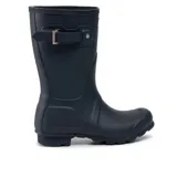 Botas de lluvia cortas Hunter Original, color azul marino, hechas de caucho natural vulcanizado con forro de poliéster y suela de goma con dibujo original de Hunter.