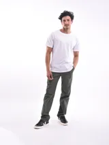 Pantalón de vestir azul oscuro, de corte recto, con bolsillos laterales y traseros. Se ajusta a la cintura con cinturón de cuero marrón.