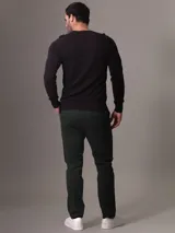 Sweater negro de algodón orgánico con cuello redondo y logo CK bordado en el pecho.