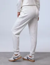 Pantalón jogger negro, marca Match Fit, con pretina ancha elastizada, lazo de ajuste, bolsillos delanteros y puños elastizados en los tobillos.