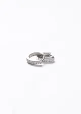 Aros tipo huggies de plata 925, con diseño circular adornado con una hilera de zirconias brillantes incrustadas.