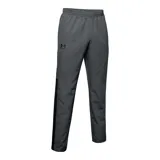 Pantalón deportivo Under Armour de corte cónico, confeccionado en tejido antidesgarro resistente al viento. Presenta cintura elástica con cordón interno, bolsillos laterales y cremalleras en los tobillos para mayor practicidad.