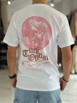 Remera blanca de corte clásico con gran estampado en la espalda que incluye diseño de busto clásico en círculo rosado y la inscripción "Turk Oficial Special Crew".