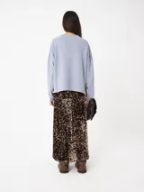 Falda midi negra cubierta de lentejuelas doradas.