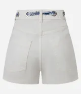 Short de jeans color crudo, de corte slim y cintura alta. Incluye cinturón tipo pañuelo con estampado floral.