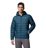 Campera técnica con capucha, color azul petróleo, con diseño de celdas selladas térmicamente sin costuras. Cuenta con cierre frontal completo, bolsillos laterales con cremallera y puños ribeteados.