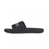 Ojotas Adidas Adilette Comfort, diseño en colaboración con Mercedes AMG Petronas. Color negro con el logo de Mercedes y la inscripción del equipo estampados en blanco en la banda superior.