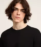 Remera de manga larga con cuello redondo, confeccionada en algodón. Presenta un corte comfort holgado y una pequeña etiqueta decorativa en el bajo.