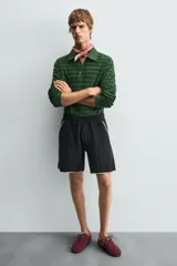 Zapatilla de cordones de estilo retro, con parte superior de serraje color bordó y detalles en piel lisa color rojo. Suela ultrafina de goma en tono marrón oscuro.