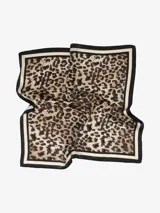 Pañuelo cuadrado de seda con estampado de girasoles en un jarrón. Tiene un borde amarillo con un patrón decorativo.