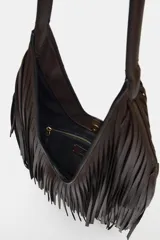 Bolso de hombro tipo shopper color marrón oscuro, con diseño de flecos en capas en toda la superficie. Cuenta con asa de hombro integrada, cierre mediante botón imantado y bolsillo interior con cremallera.