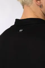 Camisa de manga larga color beige claro, con cuello abierto y calce relajado.