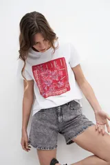 Short de jean gris con efecto lavado, tiro alto y corte recto.