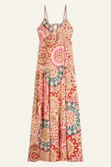 Vestido largo con estampado caleidoscópico en tonos rosa, rojo y verde. Presenta tirantes finos, escote en V, corte imperio y falda con volantes. Incluye detalle de trenzas en el pecho y la cintura que se anudan en la espalda descubierta.