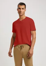 Camiseta de manga corta con cuello en V, color blanco, confeccionada en tejido flamé.