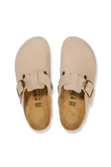 Zueco Boston de cuero color arena con hebilla grande dorada ajustable.