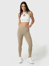 Calza deportiva de tiro alto con largo hasta el tobillo, confeccionada en tejido suave con tecnología de aloe vera. Presenta un diseño liso y ajustado con costuras reforzadas en la parte posterior.