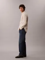 Jeans de corte recto Calvin Klein confeccionados en mezcla de algodón y elastano, con diseño clásico de cinco bolsillos, cierre de botón y cremallera, y color azul oscuro.