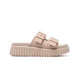 Sandalias tipo mule color beige, con doble tira ajustable con hebillas y suela gruesa acanalada con plataforma.
