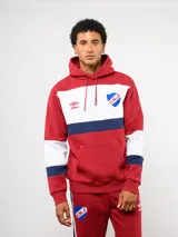 Canguro deportivo Umbro del Club Nacional de Football, con capucha y cordones ajustables. Presenta un diseño de bloques de color en bordó, blanco y azul marino, con el logo de la marca y el escudo del club bordados en el frente.