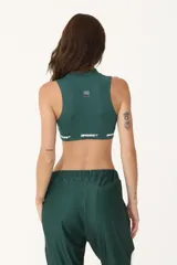 Top deportivo verde con cuello alto, logo retro BASSET 2001 estampado en el frente y recortes laterales.
