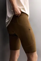 Mallas cortas de running Zara Athleticz para hombre, de color marrón, confeccionadas en tejido técnico y elástico con diseño acanalado.