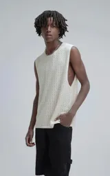 Sudadera sin mangas color beige, de tejido de punto calado, con cuello redondo y corte holgado.