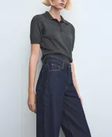 Jeans de tiro medio con diseño de corte recto y holgado, confeccionados en denim azul oscuro con costuras en contraste.