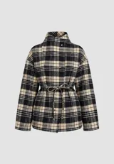 Campera de algodón con estampado de cuadros tartán en tonos negro y beige. Presenta cuello alto con cierre de botones metálicos, mangas largas y un cinturón ajustable en la cintura para entallar la silueta.