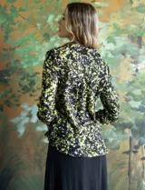 Camisa de gasa estampada marca Tahari, con cuello con solapa y abertura central con botones.