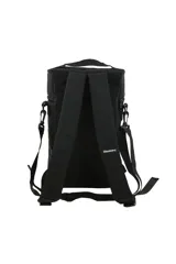 Mochila matera de color verde militar con diseño cilíndrico y marca Discovery. Cuenta con compartimentos con cierre, asa superior y correa ajustable. Presenta estampados de coordenadas y el logo de la marca en relieve.