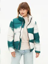 Campera puffer corta con cuello alto, cierre frontal con cremallera y bolsillos laterales. Diseño con bloques de color blanco y verde degradado.