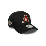 Gorra negra de béisbol New Era modelo 9Forty, con logo del equipo Arizona Diamondbacks bordado en el frente, parche de la World Series en el lateral derecho y logo de New Era bordado en el lateral izquierdo. Ajustable.