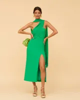 Vestido midi verde esmeralda de fiesta, con escote asimétrico y chal drapeado al cuello.