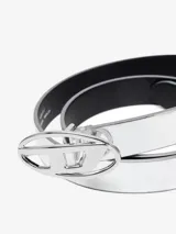 Cinturón rosa metalizado con hebilla metálica ovalada con el logo de la marca.